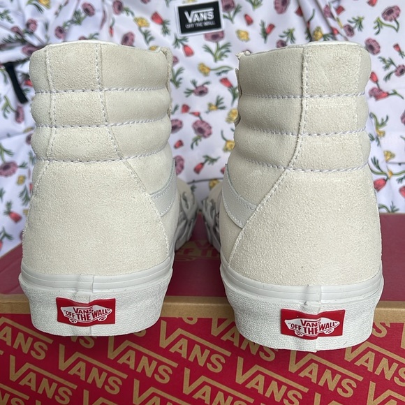 Vans Men’s Sk8-Hi Flame
Suede White/White
VN0005UJWWW
Sneakers - Picture 14 of 16